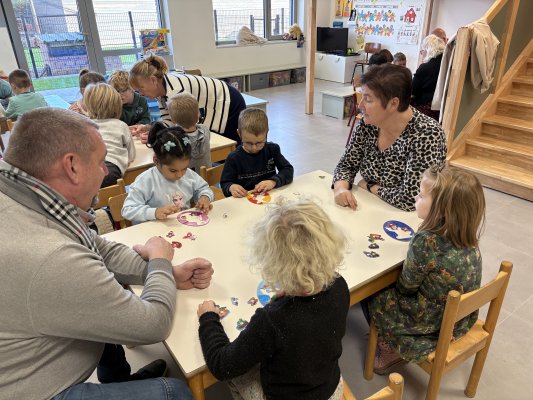 Grootouders op bezoek in de klas van juf Ellen