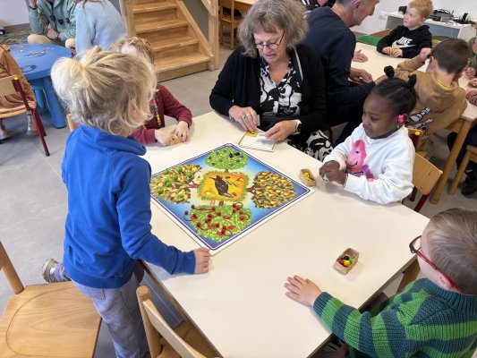 Grootouders op bezoek in de klas van juf Ellen