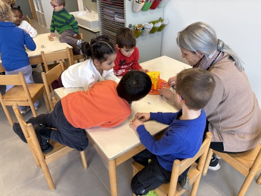 Grootouders op bezoek in de klas van juf Ellen