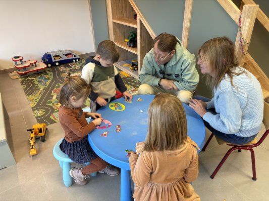 Grootouders op bezoek in de klas van juf Ellen