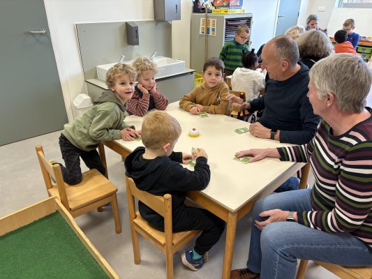 Grootouders op bezoek in de klas van juf Ellen