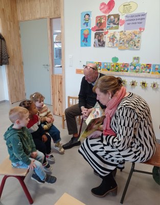 Groootouders op bezoek in de klas van juf Veerle.