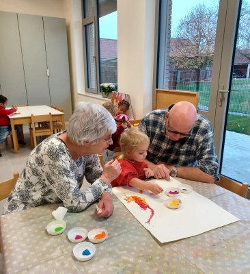 Groootouders op bezoek in de klas van juf Veerle.