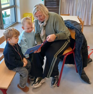 Groootouders op bezoek in de klas van juf Veerle.