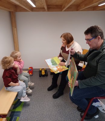 Groootouders op bezoek in de klas van juf Veerle.