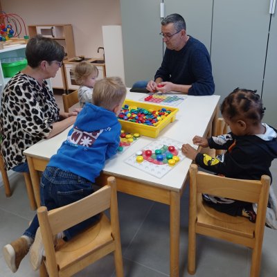 Groootouders op bezoek in de klas van juf Veerle.