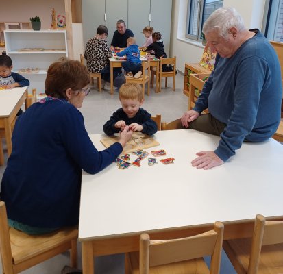 Groootouders op bezoek in de klas van juf Veerle.