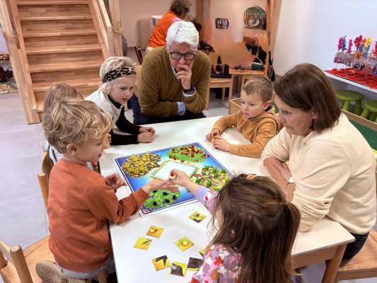 Grootouders op bezoek in de klas van juf Ellen
