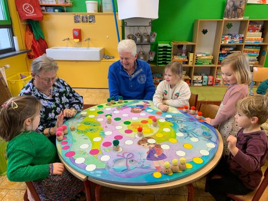 Grootouders op bezoek bij juf Annick en juf Bette