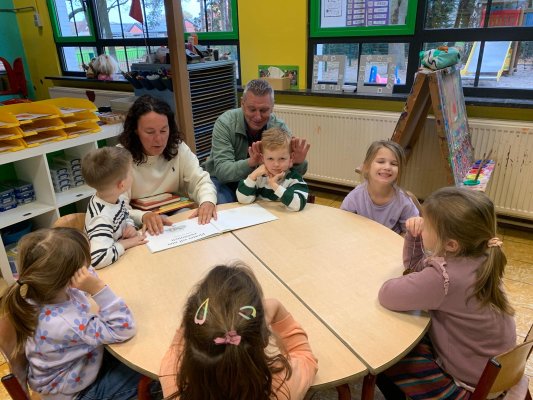 Grootouders op bezoek bij juf Annick en juf Bette