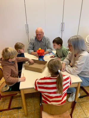 Grootouders op bezoek bij juf Annick en juf Bette