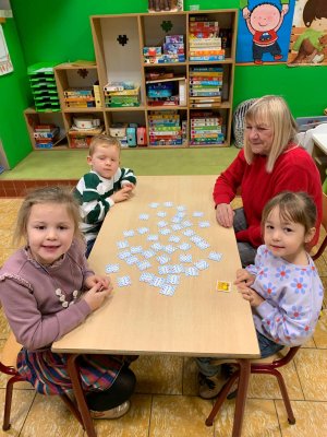 Grootouders op bezoek bij juf Annick en juf Bette