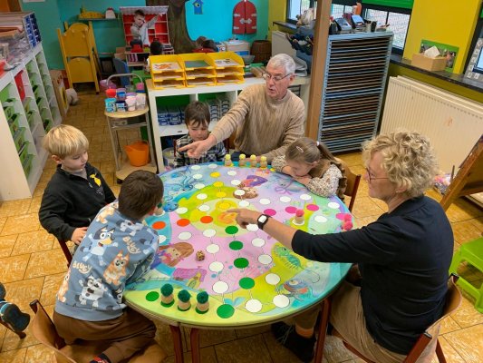 Grootouders op bezoek bij juf Annick en juf Bette