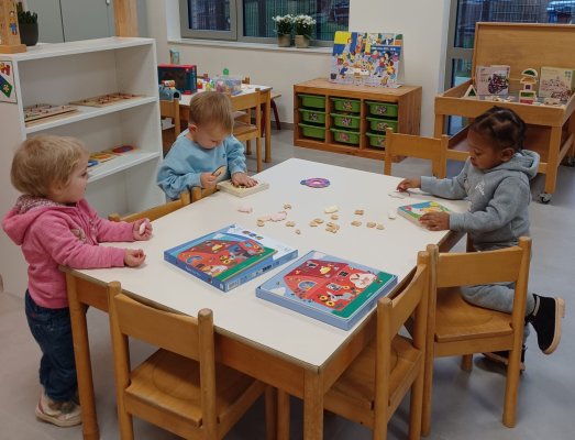 Spelen met het speelgoed van de Sint 