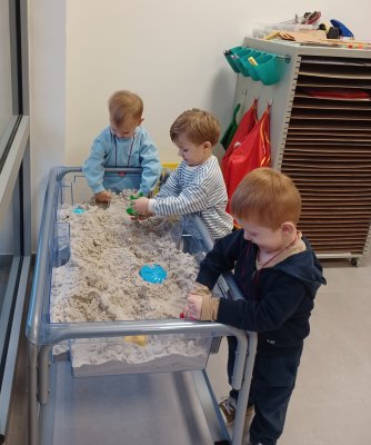 Spelen met het speelgoed van de Sint 