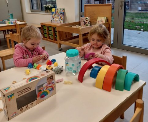 Spelen met het speelgoed van de Sint 