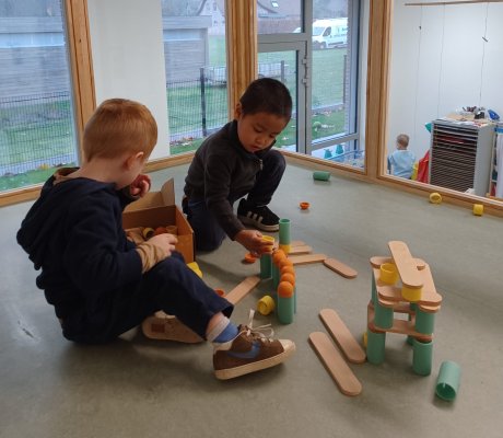 Spelen met het speelgoed van de Sint 