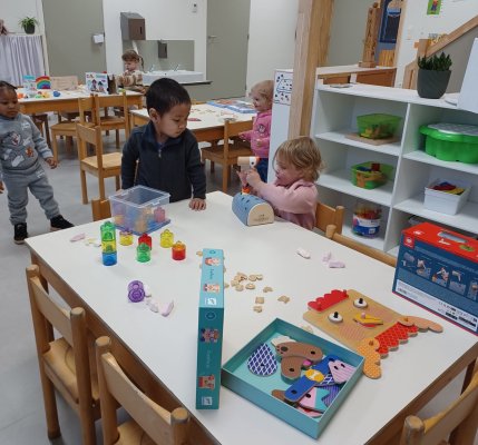 Spelen met het speelgoed van de Sint 