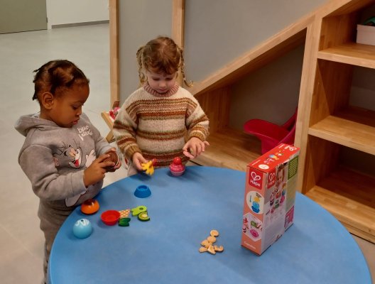 Spelen met het speelgoed van de Sint 