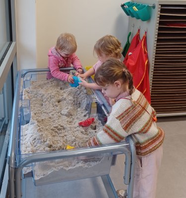 Spelen met het speelgoed van de Sint 