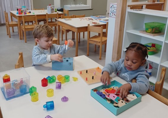 Spelen met het speelgoed van de Sint 