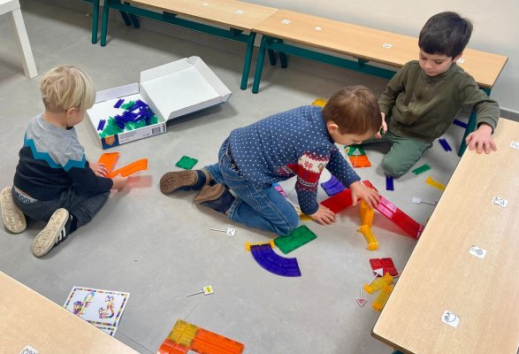 Spelen met het speelgoed van de Sint juf Stephanie en juf Tessa 