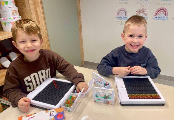 Spelen met het speelgoed van de Sint juf Stephanie en juf Tessa 