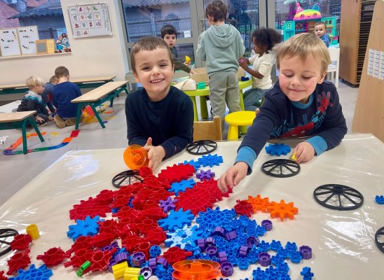 Spelen met het speelgoed van de Sint juf Stephanie en juf Tessa 