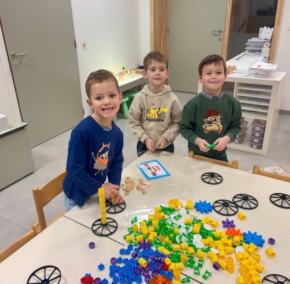 Spelen met het speelgoed van de Sint juf Stephanie en juf Tessa 