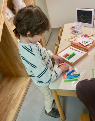 Spelen met het speelgoed van de Sint juf Stephanie en juf Tessa 