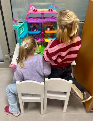 Spelen met het speelgoed van de Sint juf Stephanie en juf Tessa 