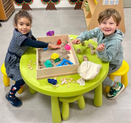 Spelen met het speelgoed van de Sint juf Stephanie en juf Tessa 