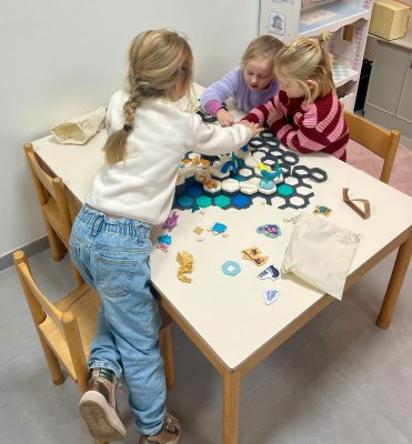 Spelen met het speelgoed van de Sint juf Stephanie en juf Tessa 