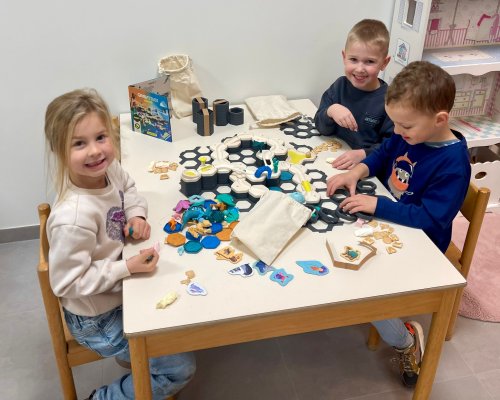 Spelen met het speelgoed van de Sint juf Stephanie en juf Tessa 