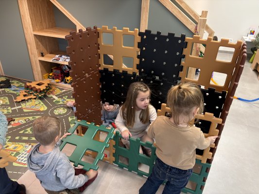 Spelen met het speelgoed van de Sint (juf Ellen)