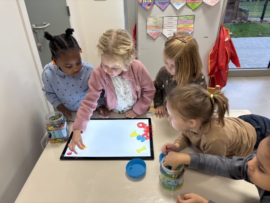 Spelen met het speelgoed van de Sint (juf Ellen)