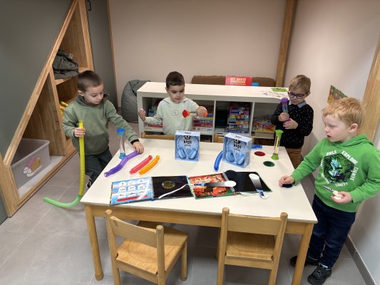 Spelen met het speelgoed van de Sint (juf Ellen)