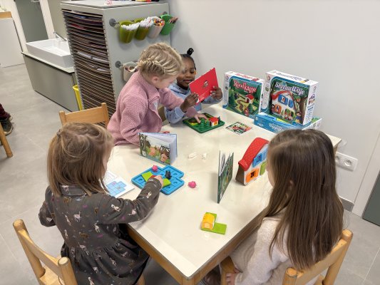 Spelen met het speelgoed van de Sint (juf Ellen)