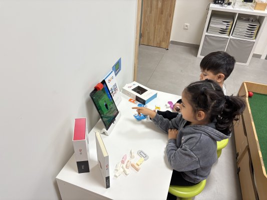 Spelen met het speelgoed van de Sint (juf Ellen)