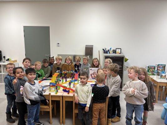 Spelen met het speelgoed van de Sint (juf Ellen)