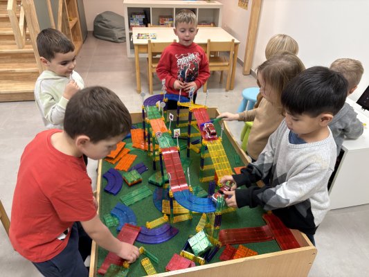 Spelen met het speelgoed van de Sint (juf Ellen)