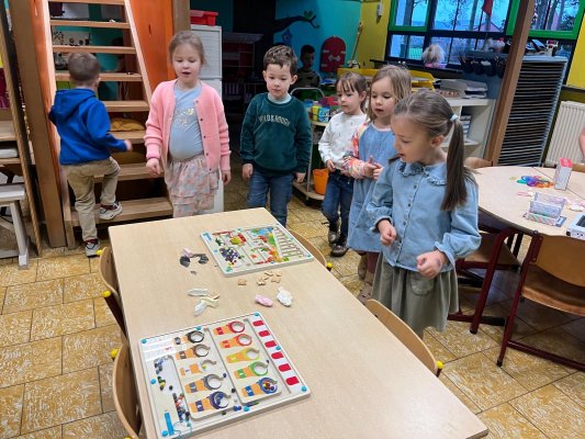 Spelen met het speelgoed van de Sint. (Juf Bette en juf Annick)