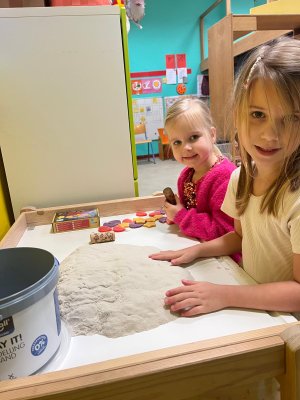 Spelen met het speelgoed van de Sint. (Juf Bette en juf Annick)