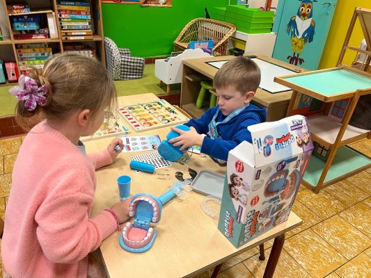 Spelen met het speelgoed van de Sint. (Juf Bette en juf Annick)