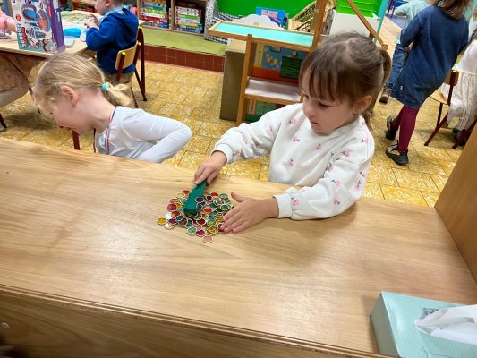 Spelen met het speelgoed van de Sint. (Juf Bette en juf Annick)