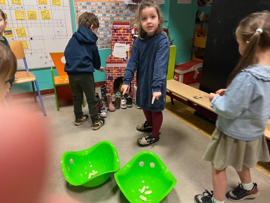 Spelen met het speelgoed van de Sint. (Juf Bette en juf Annick)