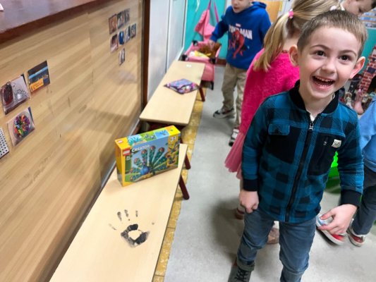 Spelen met het speelgoed van de Sint. (Juf Bette en juf Annick)