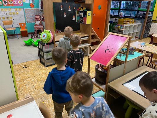 Spelen met het speelgoed van de Sint. (Juf Bette en juf Annick)