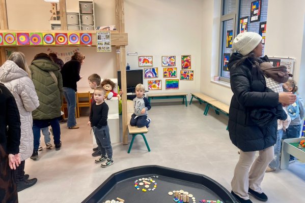 Kunsttentoonstelling juf Tessa en juf Stephanie.