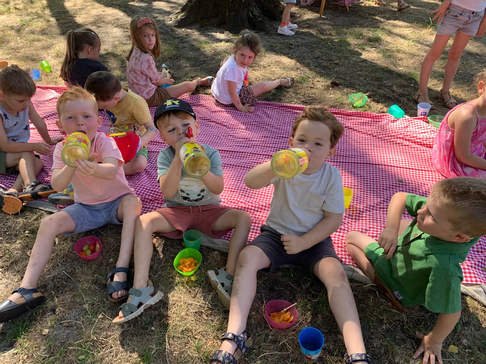 Stotert sluit af met een gezellige picknick.